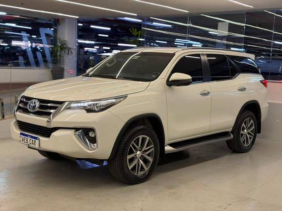 TOYOTA HILUX SW4 2.8 SRX 4X4 7 LUGARES 16V TURBO INTERCOOLER DIESEL 4P AUTOMÁTICO TOYOTA HILUX SW4 2.8 SRX 4X4 7 LUGARES 16V TURBO INTERCOOLER DIESEL 4P AUTOMÁTICO